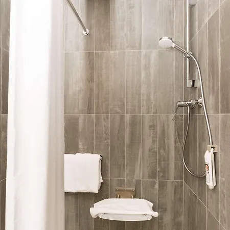 Ibis Centre Hotel 3*
