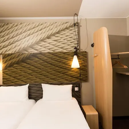 Ibis Centre Hotel 3*